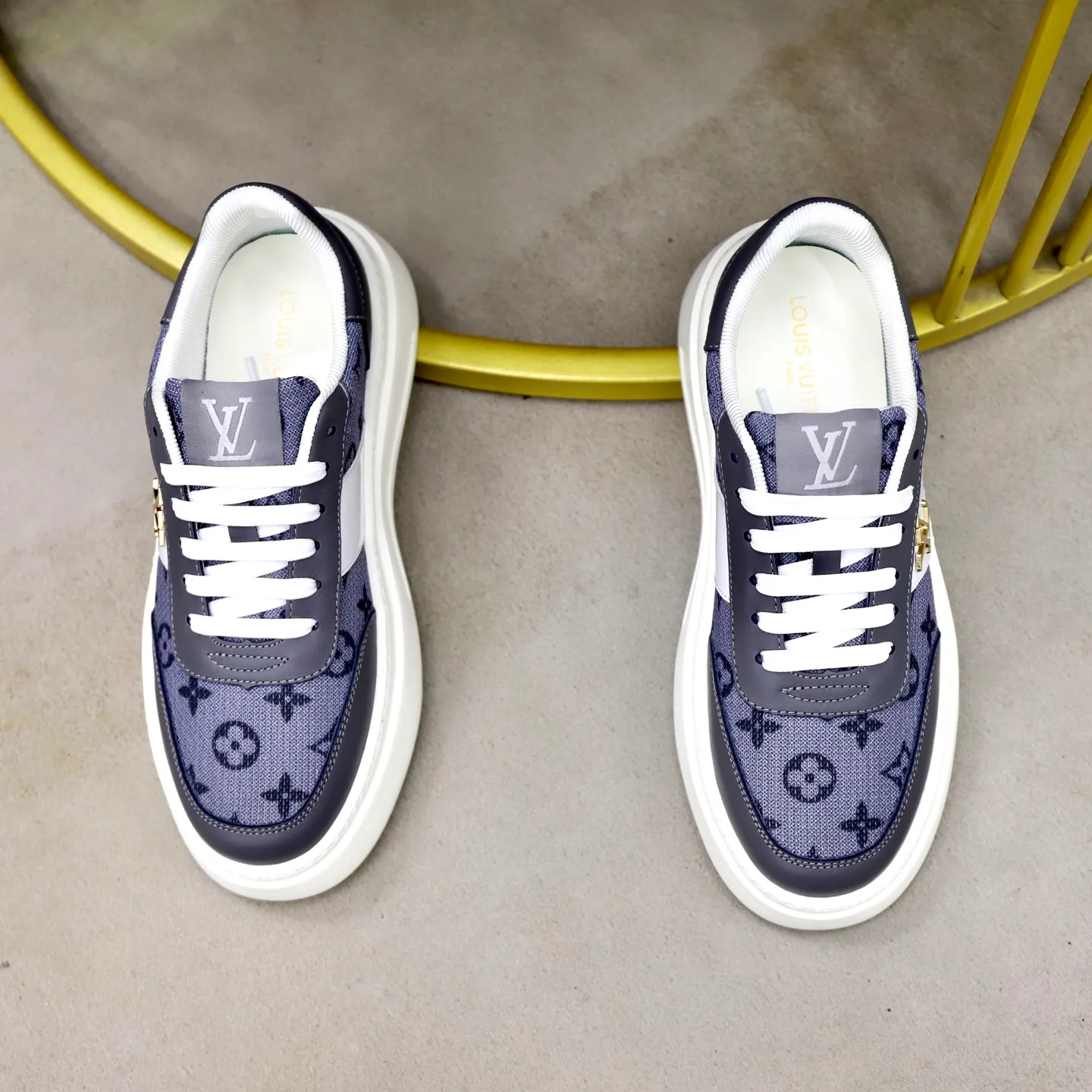 Ex-factory price: 420💰🙅‍♂️🙅‍♂️🙅‍♂️ Brand: LV Louis Vuitton Standard code: 38-44 (45 customized) Grade: Same as the official website Material: Original cowhide splicing fabric Comfortable cowhide lining Increased lightness, wear-resistant and soft outsole Style category: Men's fashionable casual shoes Running sneakers Distinguished luxury brand elements Top luxury Color: actual picture color